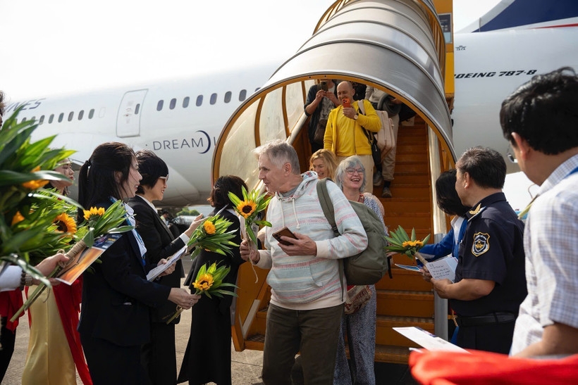 The ceremony welcoming the 20 millionth international tourist to Vietnam at Phu Quoc International Airport in December (Photo: VNA)