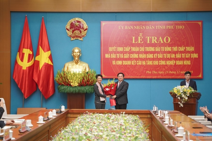 Chairman of the Phu Tho Provincial People’s Committee Tran Duy Dong (right) hands over the investment registration certificate to an Amata Group representative (Photo: vneconomy.vn)