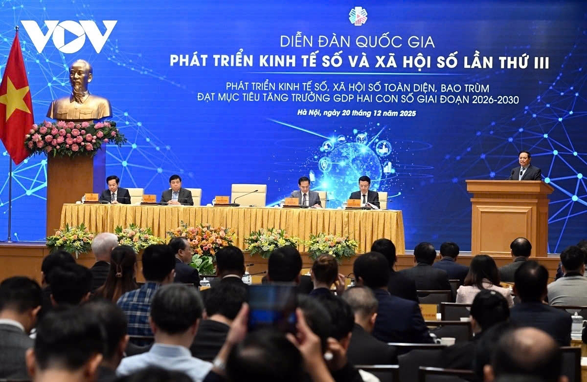 Prime Minister Pham Minh Chinh chairs the 3rd National Forum on Digital Economy and Digital Society Development in Hanoi on December 20