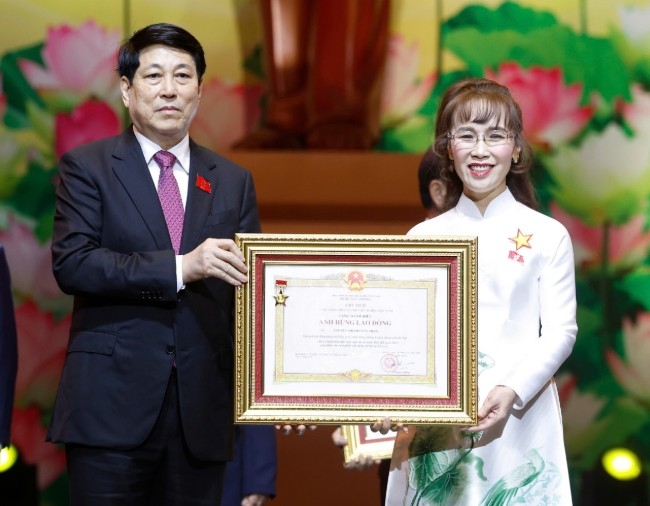 President Luong Cuong presents the Labor Hero title to individuals with outstanding achievements