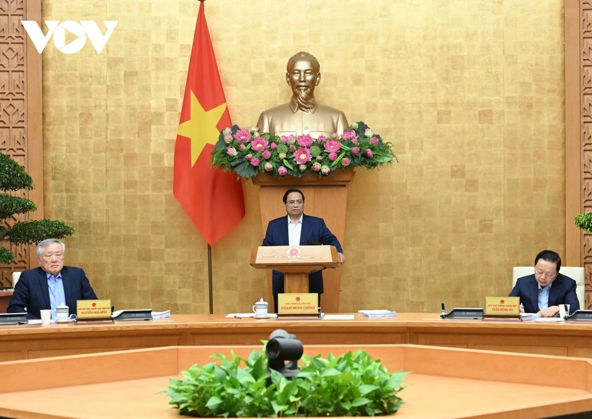 Prime Minister Pham Minh Chinh speaks at the meeting