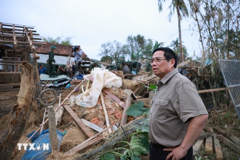 Prime Minister Pham Minh Chinh visits flood-hit Hoa Thinh commune, Dak Lak province.