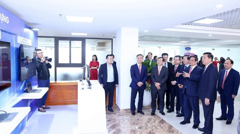 Prime Minister Pham Minh Chinh views images of the Ministry of Construction’s information technology systems.
