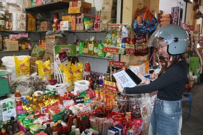 Scanning QR code for payment at a market in Hung Yen province.