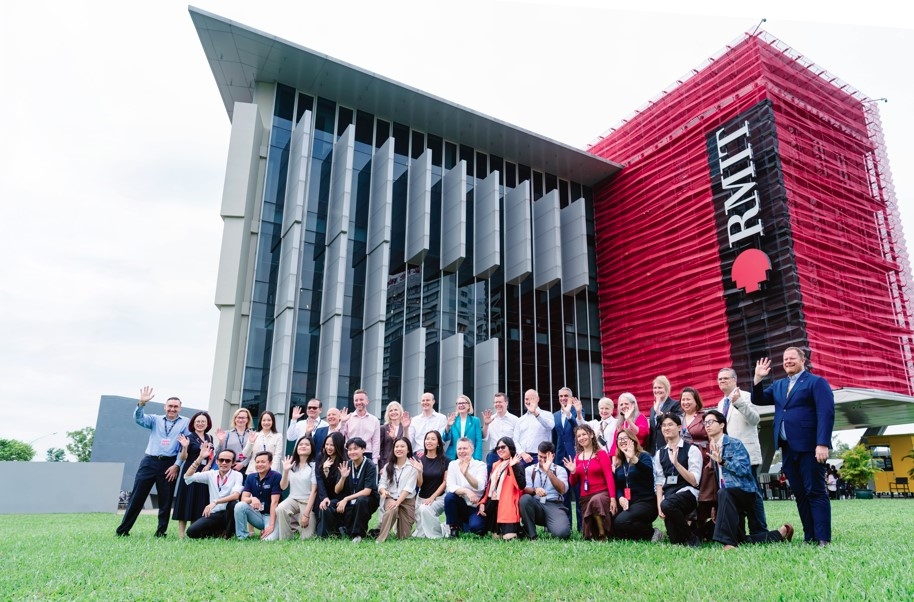 Australian Education Minister Jason Clare poses for a group photo with RMIT students 