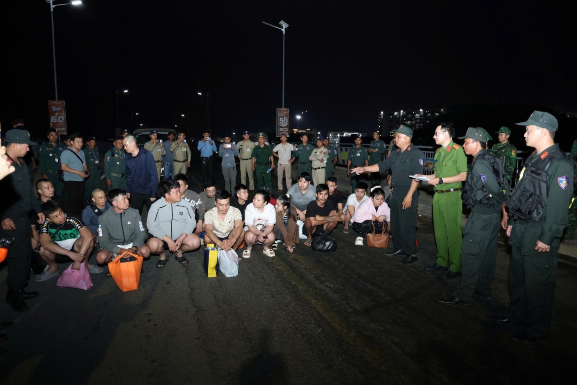 Fraud ring members arrested at Long Binh border gate, southern An Giang province (Photo: bocongan.gov.vn)