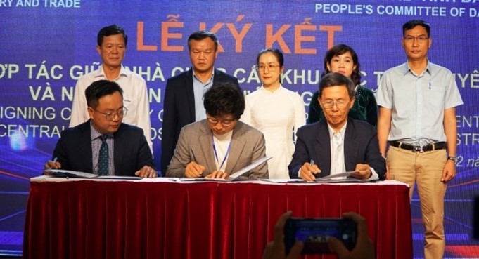 Businesses in Dak Lak province sign cooperation agreements with foreign enterprises to promote the consumption of agricultural products (Photo: thuonghieucongluan.com.vn)