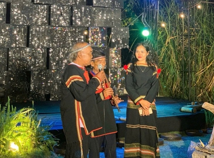 Ede artisans perform folk songs at a tourist site in Dak Lak (photo: H'Zawut/VOV-Central Highlands.)