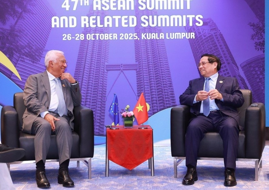 Prime Minister Pham Minh Chinh (R) meets President of the European Council Antonio Costa on the sidelines of the 47th ASEAN Summit in Malaysia. (Photo: VNA)