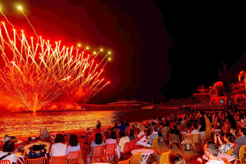 Spectacular fireworks displays illuminate the night sky of Phu Quoc (Photo: Sun Group)