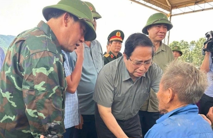 The Government chief visits and encourages flood-affected residents in northern Dien Bien province