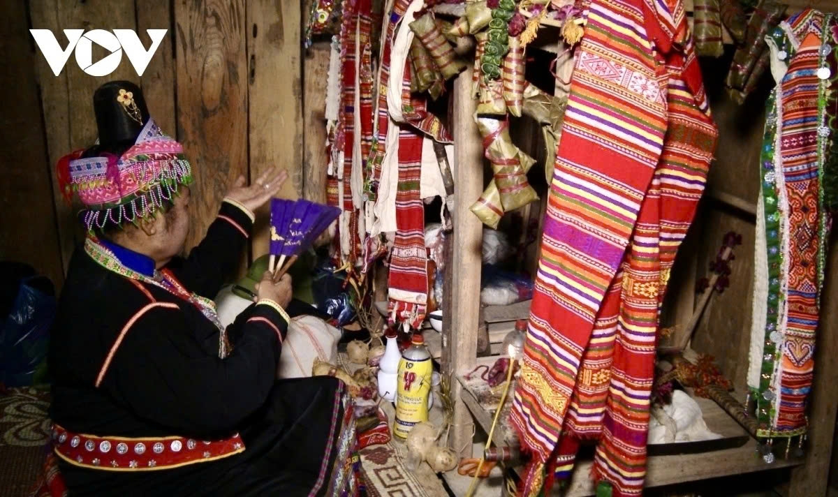 The ritual for seeking good fortune and blessings is a long-standing cultural tradition of the Khơ Mú ethnic people