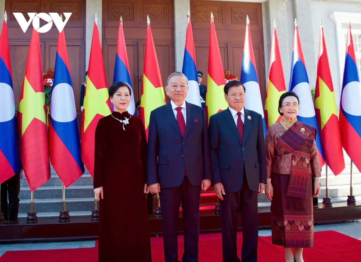 Party General Secretary and President Thongloun Sisoulith of Laos (second from right) and his spouse, and Party General Secretary To Lam of Vietnam and his spouse pose for a group photo ahead of high-level talks in Vientiane on December 1