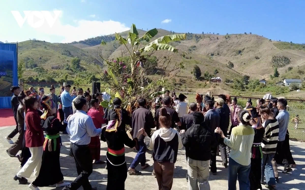 Traditional values ​​and fine customs are preserved and promoted, strengthening the bonds within the ethnic community