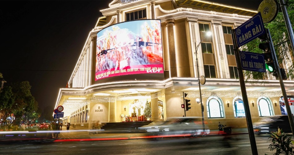 Trang Tien Plaza is decorated early, showcasing vibrant Christmas colors.