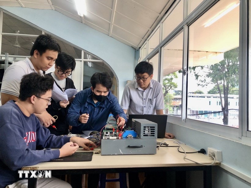 Students of the University of Technology – Vietnam National University, Ho Chi Minh City practice applying high technology