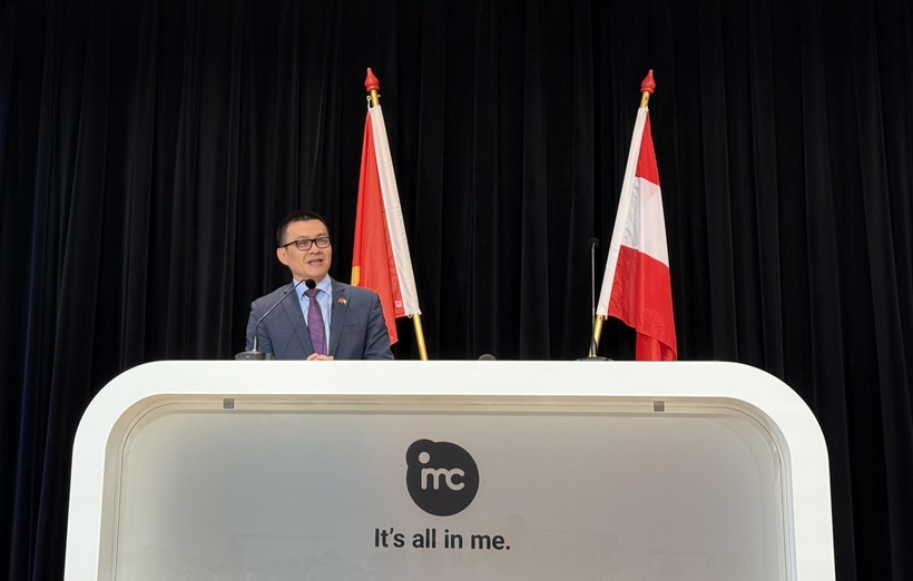 Vietnamese Ambassador to Austria Vu Le Thai Hoang speaks at the Vietnam-Austria forum on skilled labour and vocational training