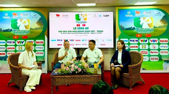 The organisers provide information about the friendship golf tournament 
(Photo: thethao.sggp.org.vn)