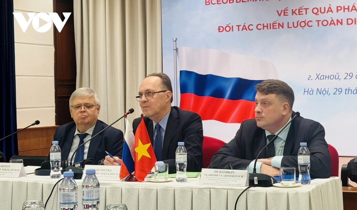 Russian Ambassador to Vietnam Gennady Bezdetko (C) at the press briefing in Hanoi on December 29