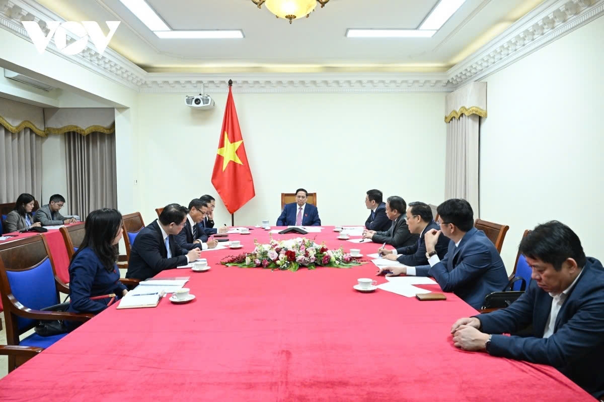 Prime Minister Pham Minh Chinh and other officials during the phone call