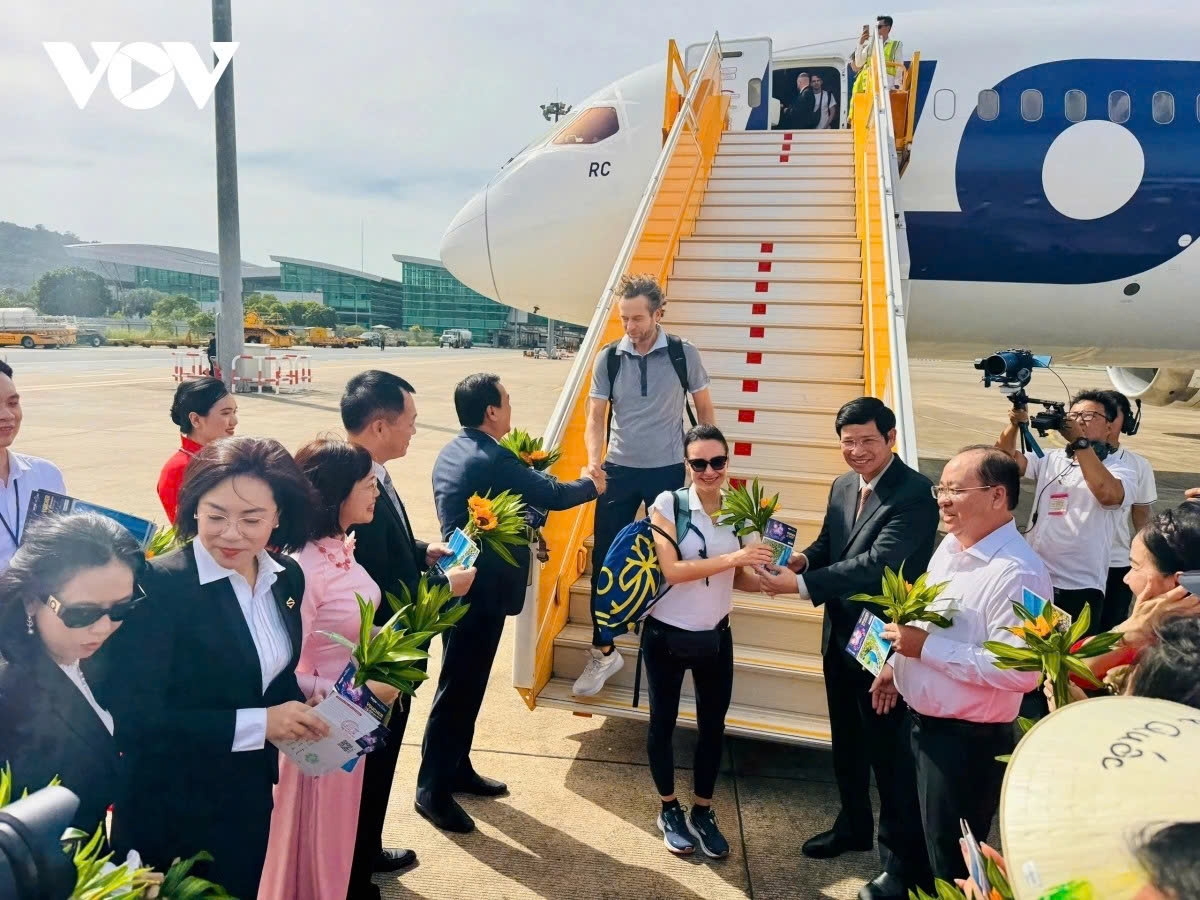 Vietnam welcomes the 20 millionth international visitor in 2025 aboard LOT Polish Airlines aircraft from Poland on December 15