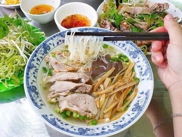 Duck noodle soup with bamboo shoots (bún măng vịt), duck porridge (cháo vịt), and raw duck blood pudding (tiết canh vịt) are featured by international culinary guide TasteAtlas among the world’s top 50 duck dishes. (Photo: vtcnews.vn)