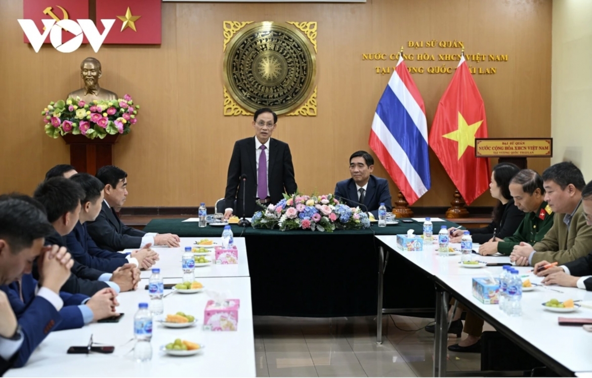 FM Le Hoai Trung visits the Vietnam Embassy in Thailand