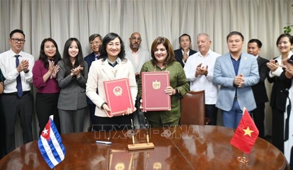 Vietnamese Deputy Minister of Industry and Trade Phan Thi Thang and Cuban Deputy Minister of Foreign Trade and Foreign Investment Deborah Rivas Saavedra sign the meeting’s minutes.
(Photo: VNA)