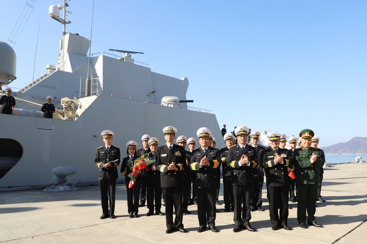 Members of the Vietnam People’s Army delegation at Kure Naval Base (Photo:tienphong.vn)