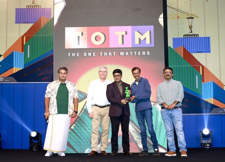CEO of VinFast India (center) receives ACKO Drive Awards 2026 (Photo: Vinfast)