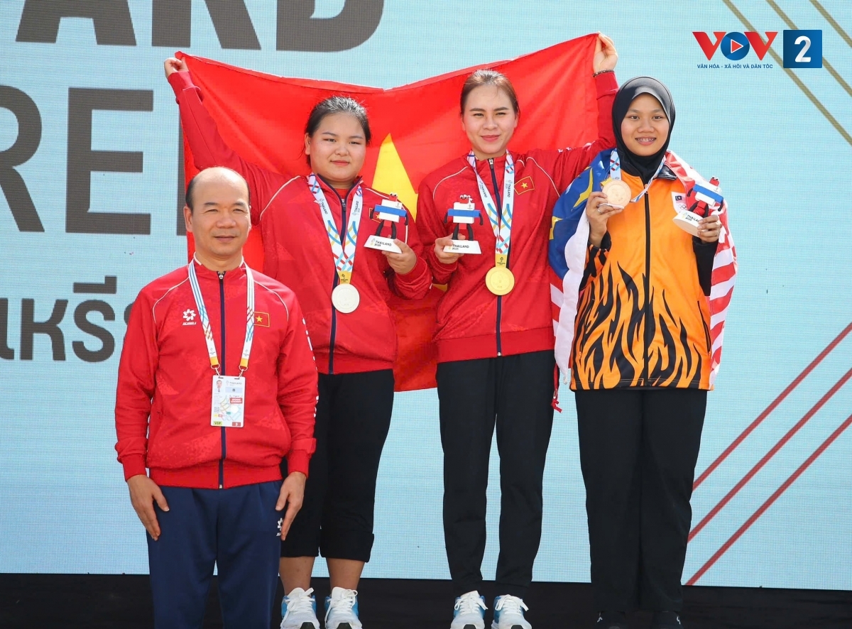 Shooter Trinh Thu Vinh (third from left) wins four golds and set three records at SEA Games 33.