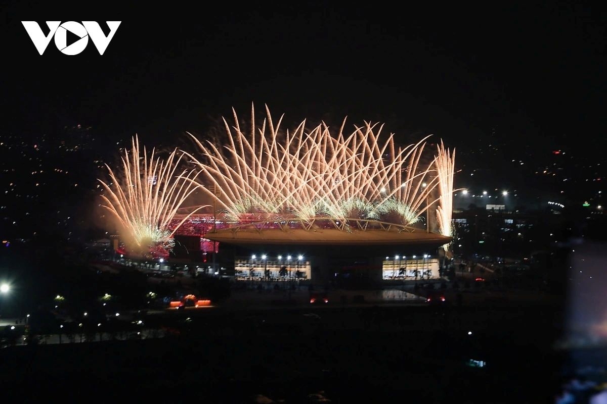 The special art programme titled “Under the Glorious Flag of the Party” takes place at Hanoi’s My Dinh National Stadium, culminating in a large-scale artistic fireworks display, described as the most spectacular ever staged in the capital.