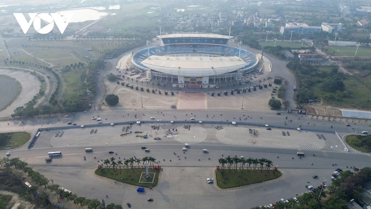 A wide range of specialised technical equipment for the upcoming fireworks display has been transported and positioned along Le Duc Tho Street, adjacent to My Dinh National Stadium, ahead of celebrations marking the 14th National Party Congress.