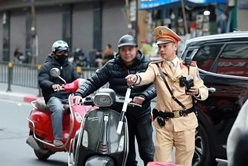 Under instructions from the Hanoi Police leadership, traffic police have stepped up patrols and enforcement measures targeting violations that are direct causes of traffic accidents, particularly alcohol-related offences.