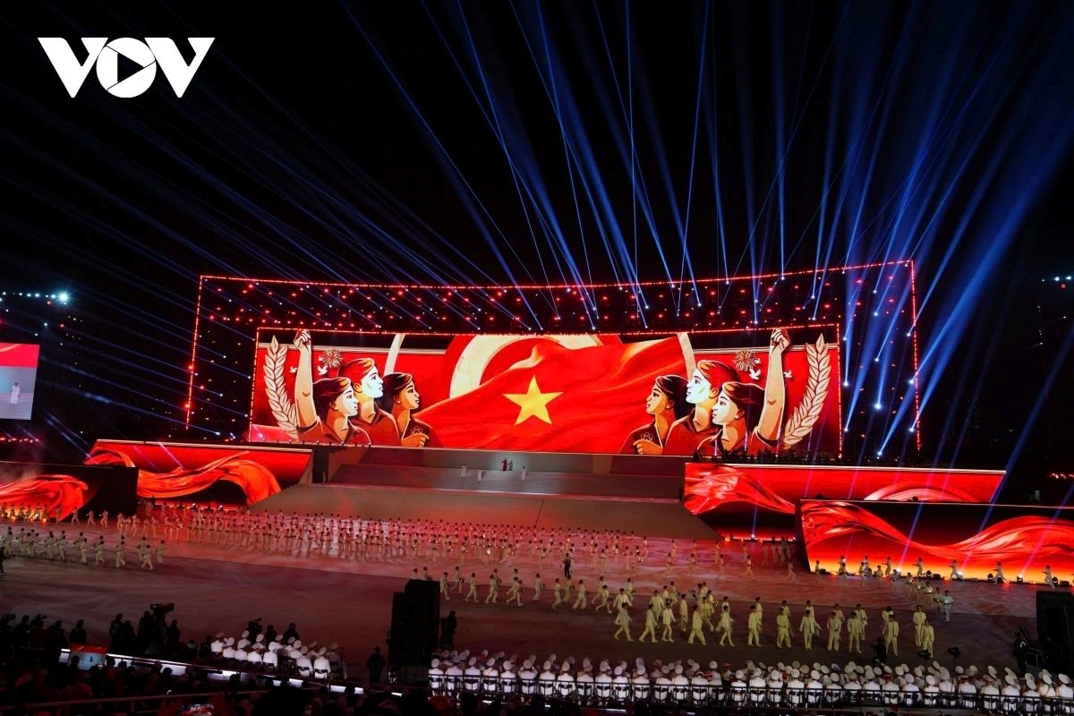 The programme concludes with a 15-minute high-altitude fireworks display staged by the championship-winning team of the 2025 Da Nang International Fireworks Festival.
