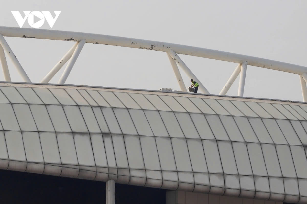 Pyrotechnic fireworks will be installed on the roof and along both wings of Stand B at My Dinh National Stadium.