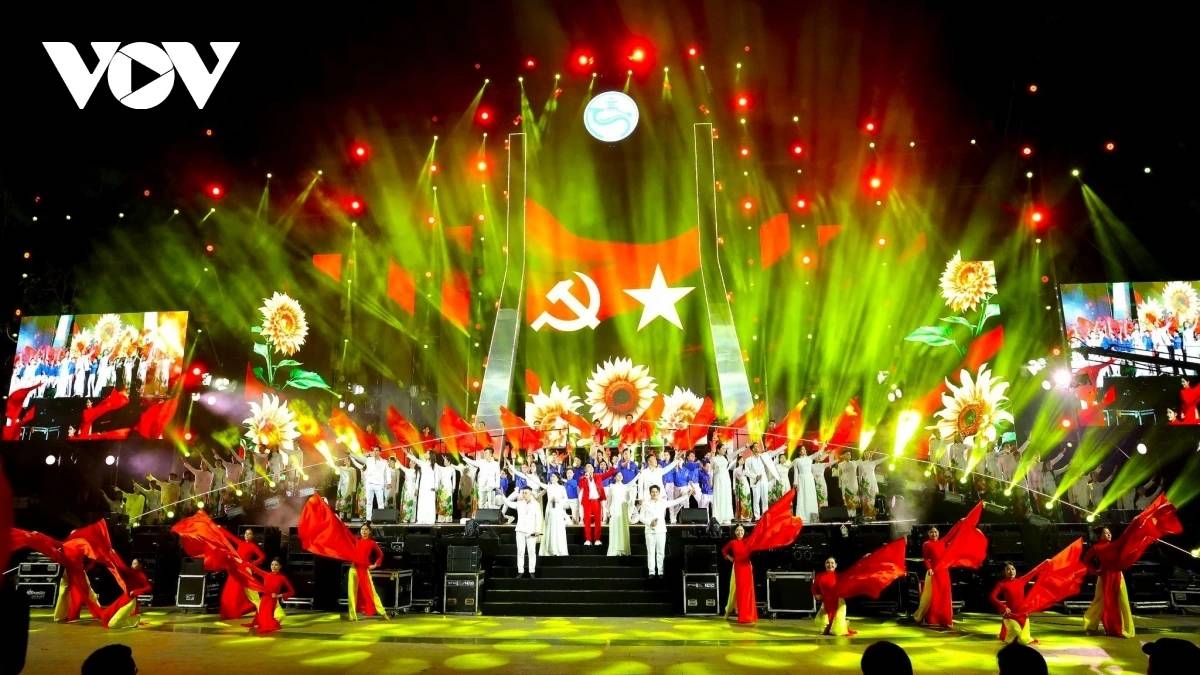 Can Tho city celebrates New Year 2026 with a vibrant arts programme themed “Can Tho Steps into the Future.” The show combines music, dance, and cultural performances, creating a lively atmosphere as residents welcome 2026.