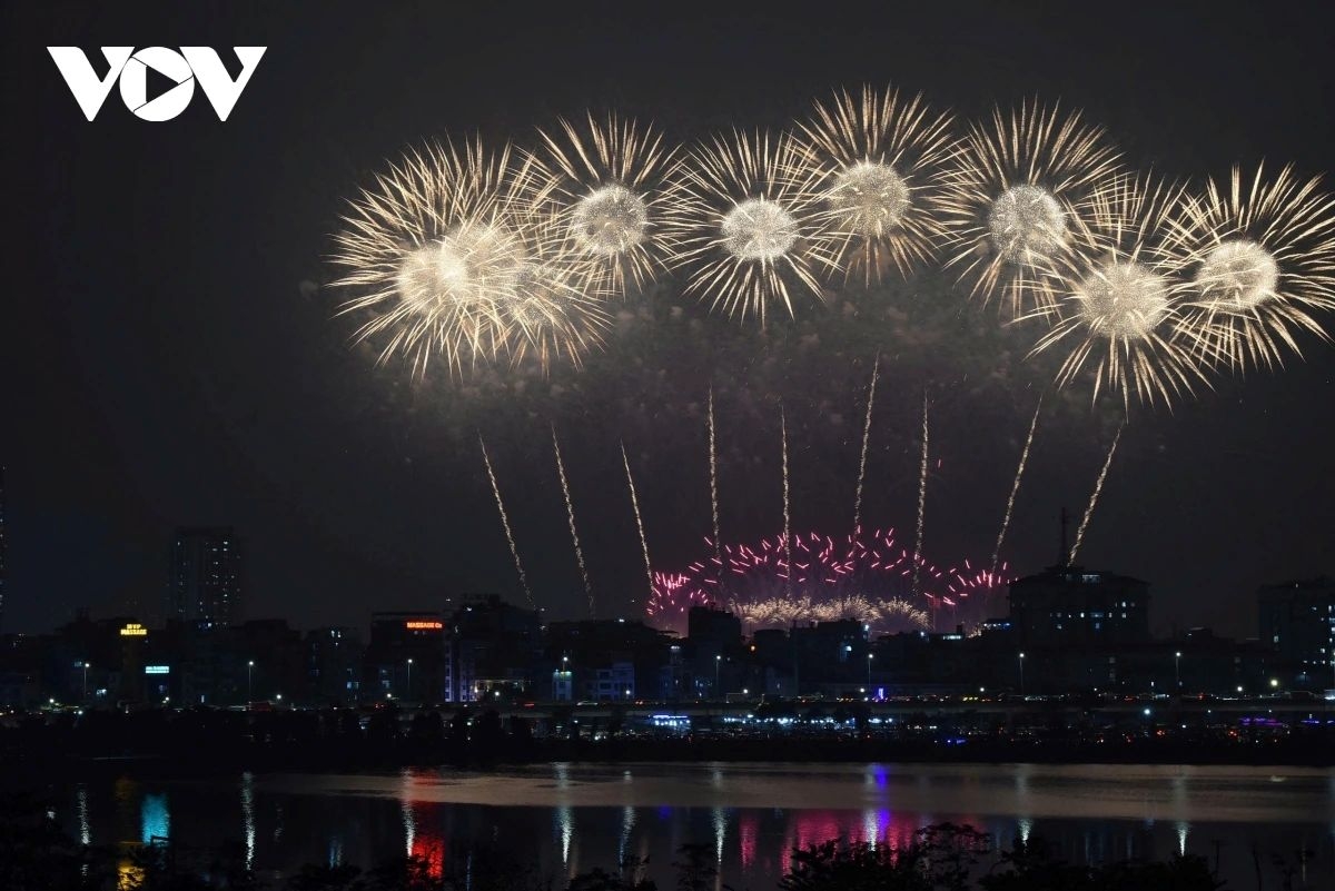 The event brings together meticulously choreographed artistic performances and fireworks displays, including several types of fireworks making their debut in Vietnam.