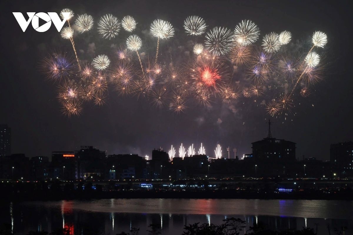 This marks the first time Hanoi has hosted a large-scale cultural and political event integrating an artistic fireworks display for an audience of 25,000 people, including 15,000 delegates and guests and nearly 10,000 artists and performers.