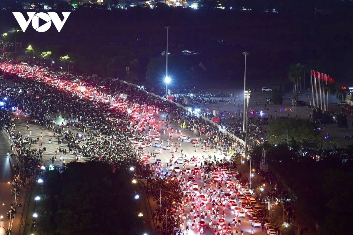 Thousands head to the square in front of My Dinh Stadium in Hanoi to await the countdown and fireworks display welcoming the New Year. The fireworks site within the F1 racetrack offers one of the best vantage points for the celebration, with an open, unobstructed view free from trees or high-rise buildings, making it a prime location for spectators.
