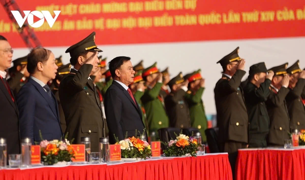 The ceremony is attended by key officials, including Standing Member of the Party Central Committee’s Secretariat Tran Cam Tu, Deputy Ministers of Public Security Sen. Lieut. Gen. Tran Quoc To and Pham The Tung, as well as other senior leaders and delegates.