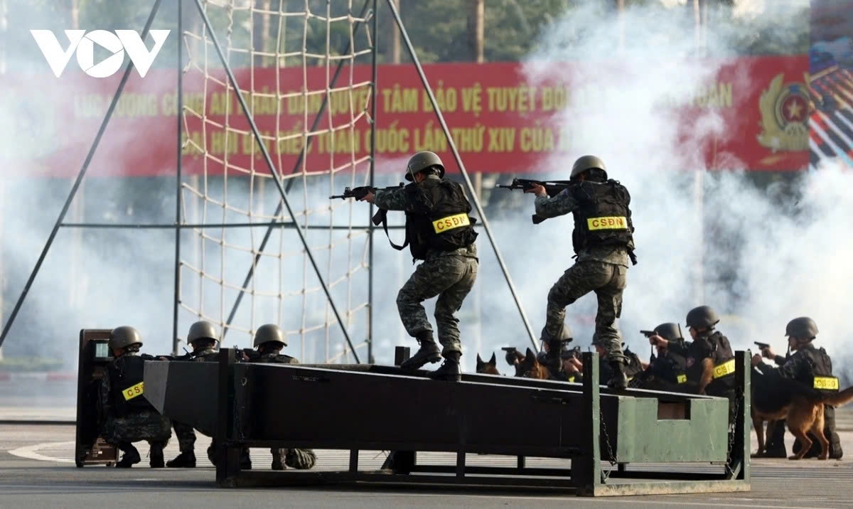 The Mobile Police Unit demonstrates tactical assault operations, including target raids carried out alongside trained police dogs.