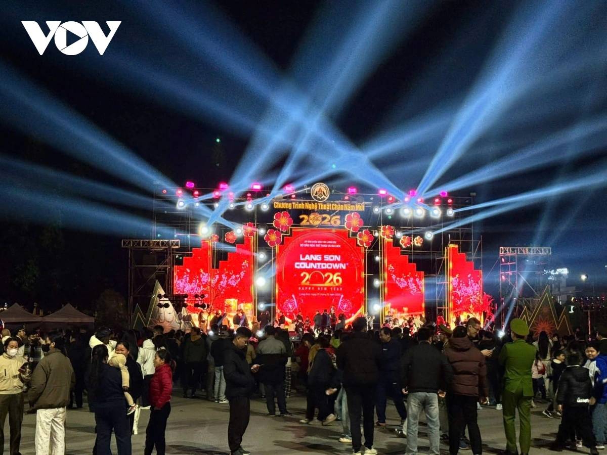 The northern province of Lang Son holds its first-ever New Year countdown combined with an artistic fireworks display. The event is part of the annual Lang Son Peach Blossom Festival, drawing locals and visitors to join the festivities.