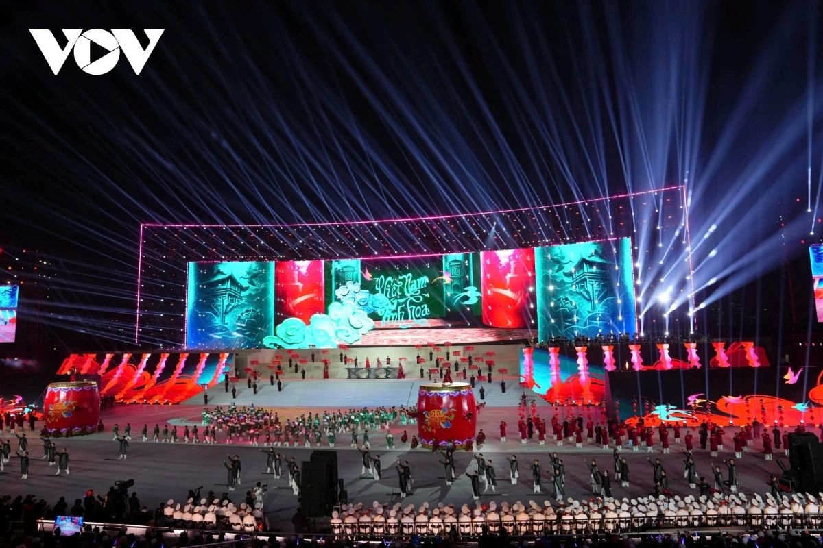 A technical highlight of the programme is the use of My Dinh Stadium’s vast space, featuring more than 3,000 square metres of LED screens - the largest installation ever deployed in Vietnam. Multi-layered mobile LED systems are combined with 3D mapping floor projections, alongside sound and lighting systems precisely programmed in real time.