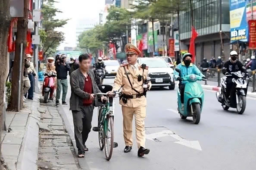 Many road users mistakenly believe that alcohol-related penalties apply only to motor vehicle drivers. Authorities warn that riding bicycles after drinking also poses significant safety risks to the rider and others on the road.