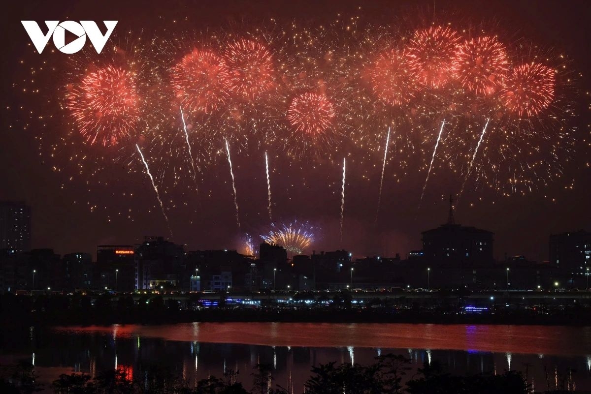 “Several types of fireworks are appearing in Vietnam for the first time, combined with artistic effects specially programmed for this grand concert. The display is designed to be rich in colour, form and variation, creating a spectacular ‘stage of light’ across the night sky of the capital,” says a representative of the organising committee.