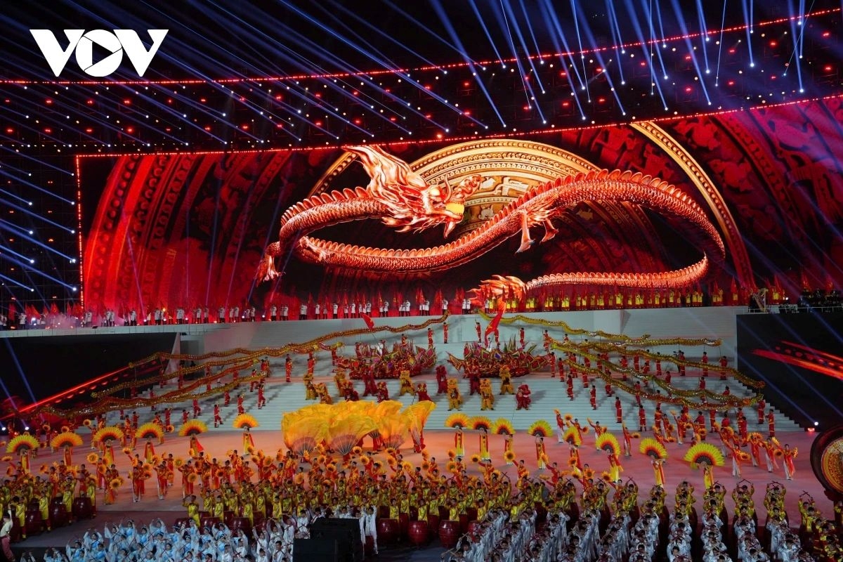 The programme brings together leading Vietnamese artists, alongside more than 6,000 performers drawn from the armed forces and student groups. Their large-scale mass performances underscore national unity and the country’s aspirations for renewed momentum and development.