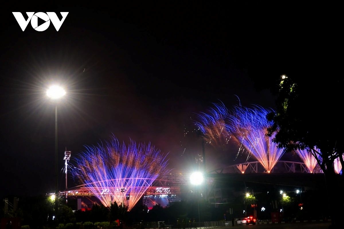 Fireworks are launched from Hanoi’s My Dinh National Stadium, with pyrotechnic effects mounted on Stand B and high-altitude fireworks positioned along Le Duc Tho Street near the Aquatics Palace in Tu Liem ward.