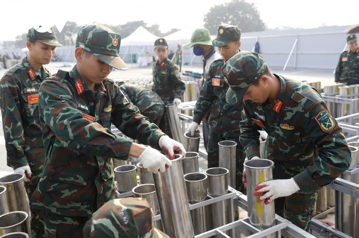 Pyrotechnic fireworks are installed on the roof and both wings of Stand B at My Dinh National Stadium, while high-altitude fireworks will be launched from the section stretching from Le Duc Tho Street past the clock tower to the open ground in front of the Aquatics Sports Palace.