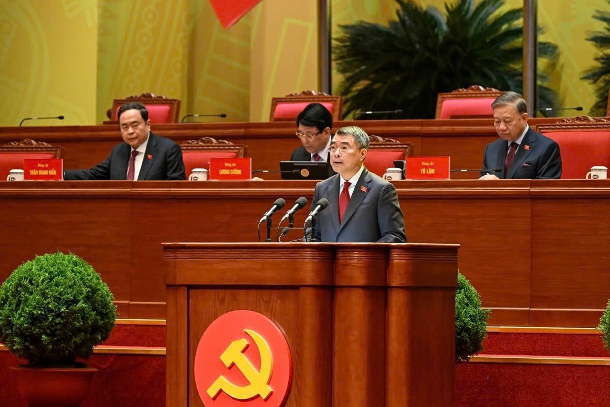 Le Minh Hung, member of the Political Bureau, Secretary of the Party Central Committee, and Head of the Central Organisation Commission, reports on feedback from delegates to the working regulations of the Congress and the full text of the draft working regulations incorporating the feedback from the delegates.